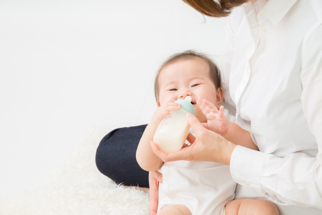 赤ちゃんがミルクを飲んでくれない！哺乳瓶を嫌がる原因と、飲ませるコツ