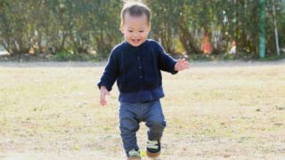 子供は何歳から歩けるの？子供の運動能力発達と発達障害について